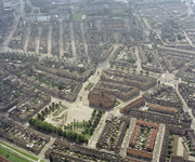 85565 Luchtfoto van de Vleutensweg (midden) en omgeving te Utrecht, uit het noordwesten. Op de voorgrond het H. J. ...